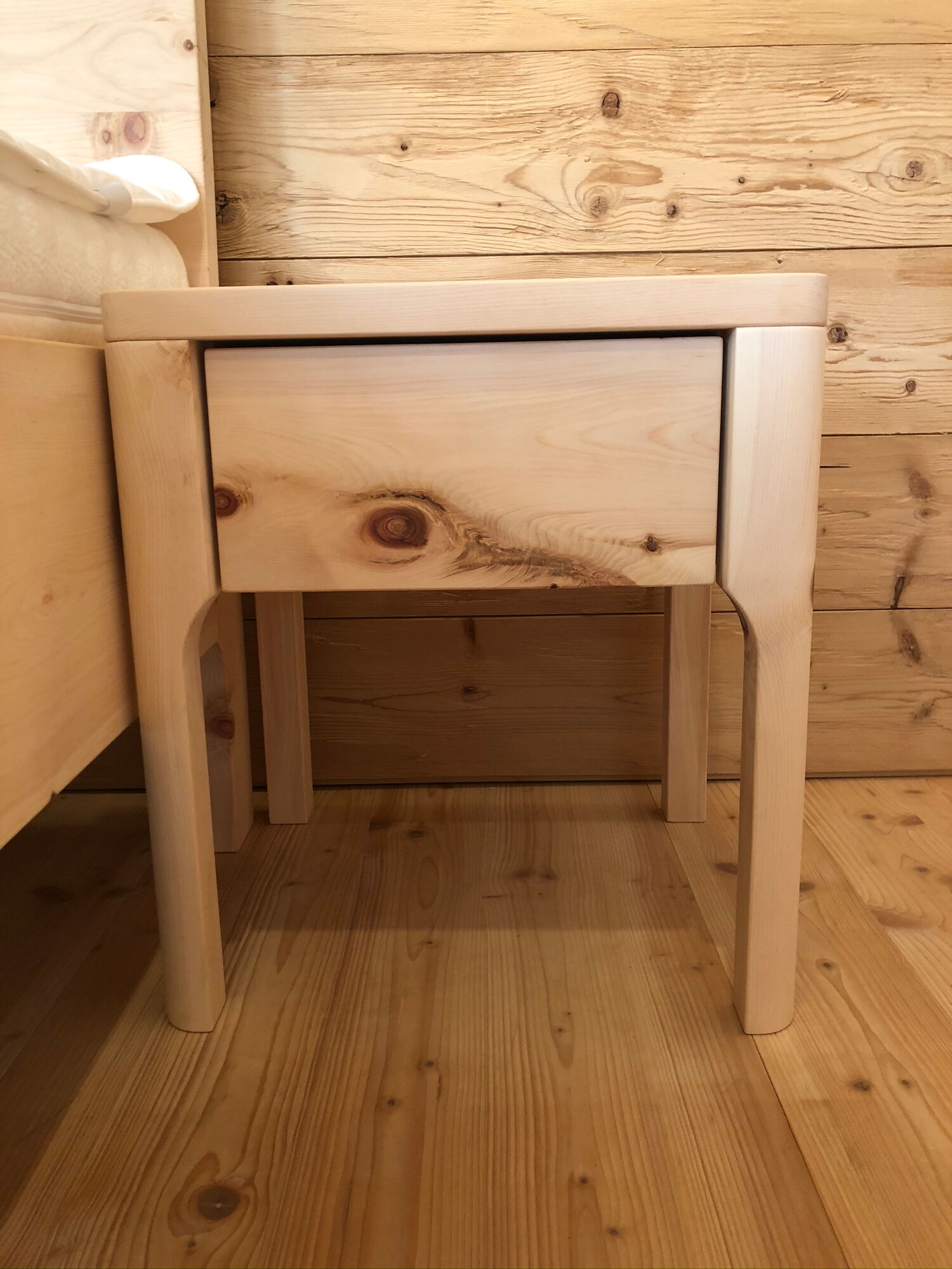 Zirbenholznachttisch Modell Landsberg